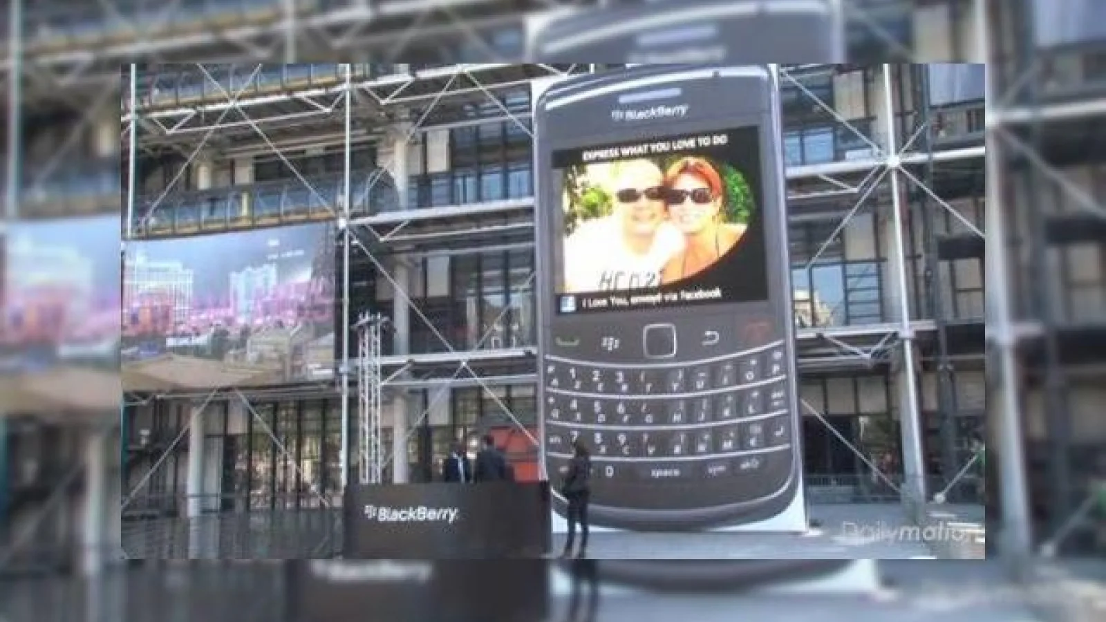 Cel mai mare BlackBerry din lume se afla la Paris (Video)