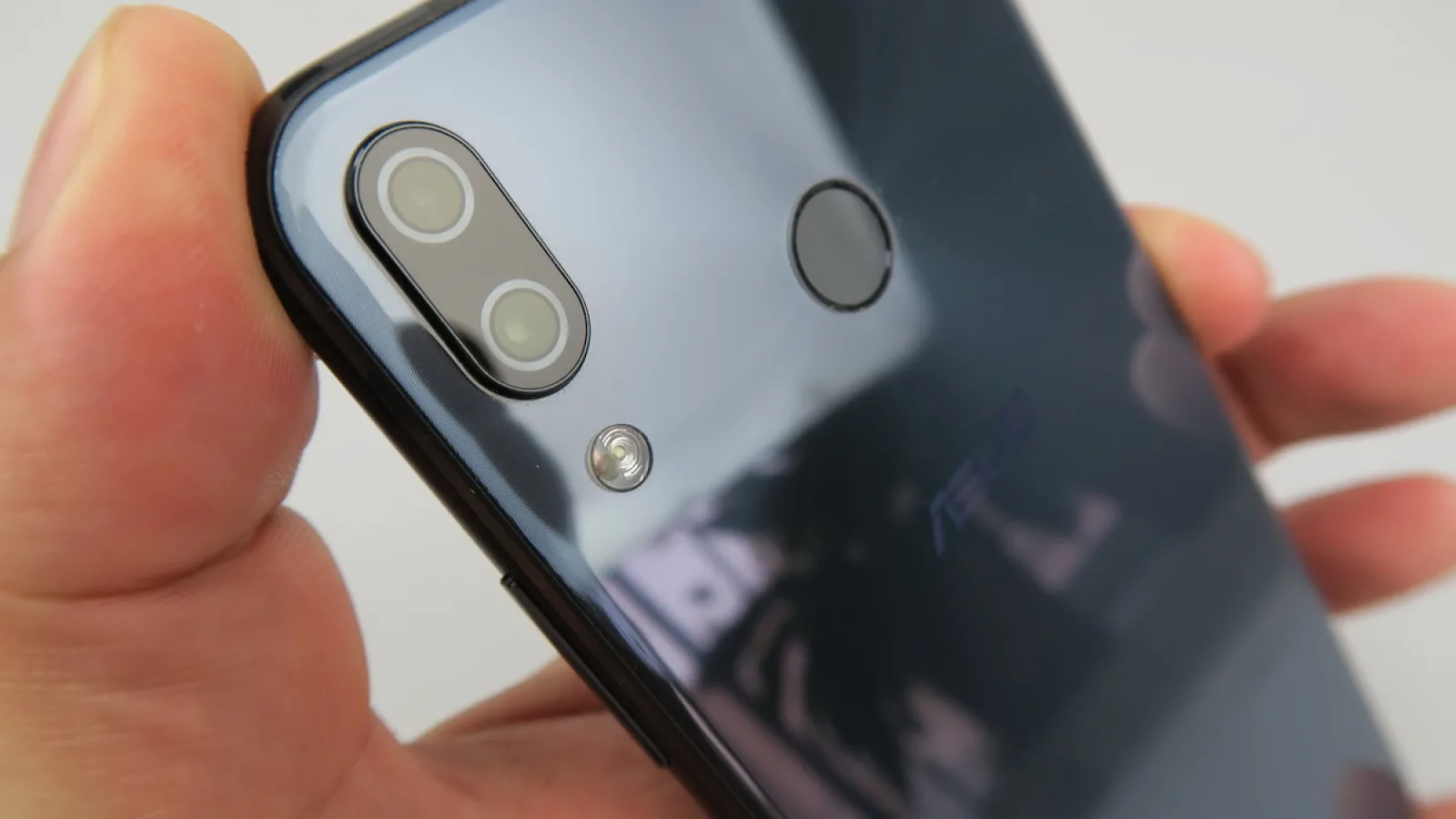 ASUS ZenFone 5 (ZE620KL): Cameră cu un plus la stabilizare, culori și selfie, faţă de predecesor