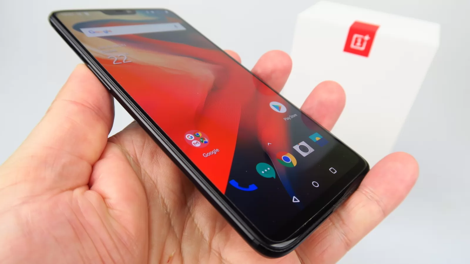 OnePlus 6 Unboxing: Cea mai îngrijită cutie revine, acum cu un telefon ce a stârnit multe pasiuni locale (Video)