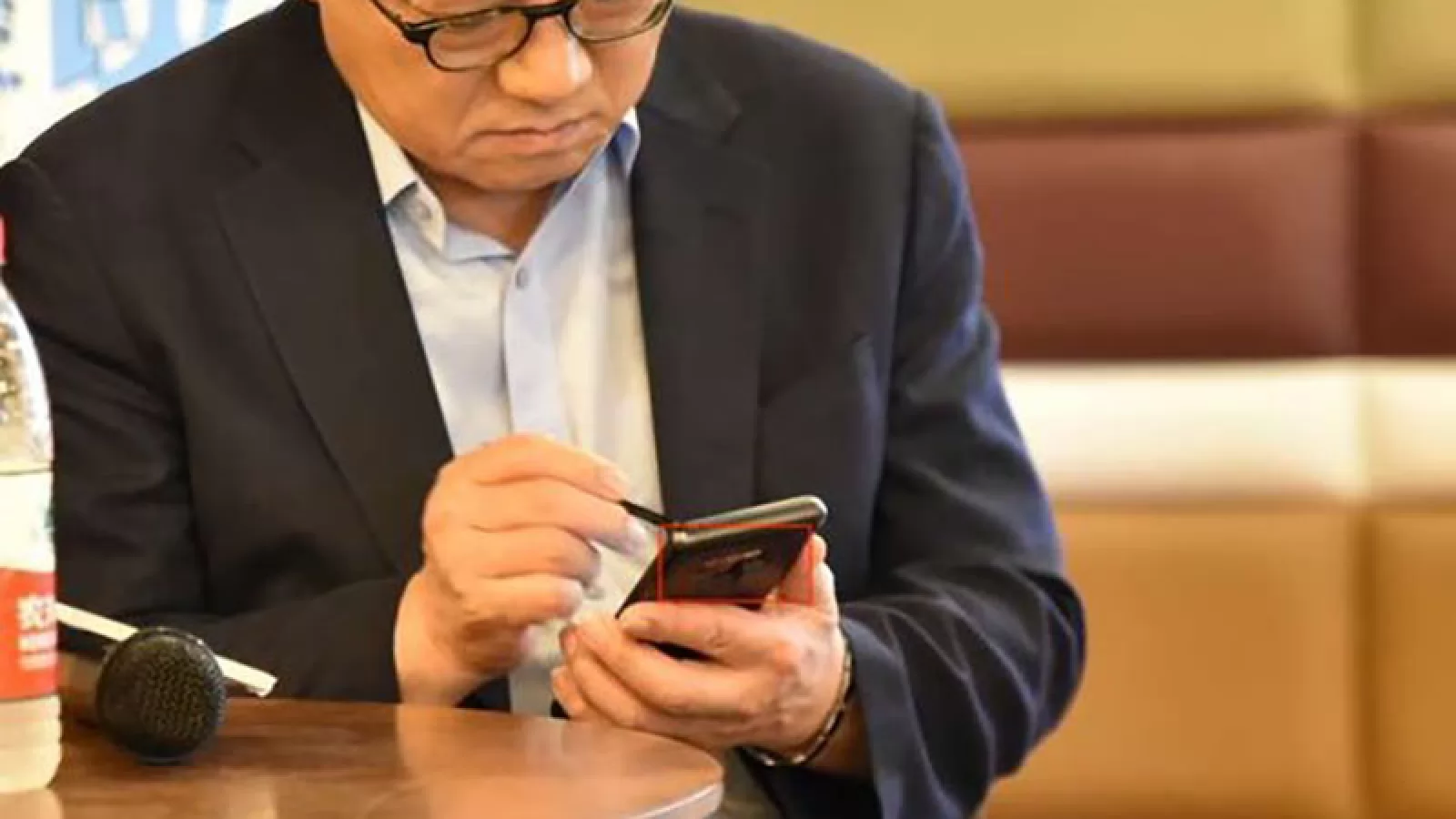 CEO-ul Samsung a fost fotografiat cu un Samsung Galaxy Note 9 în mână; Iată fotografia!