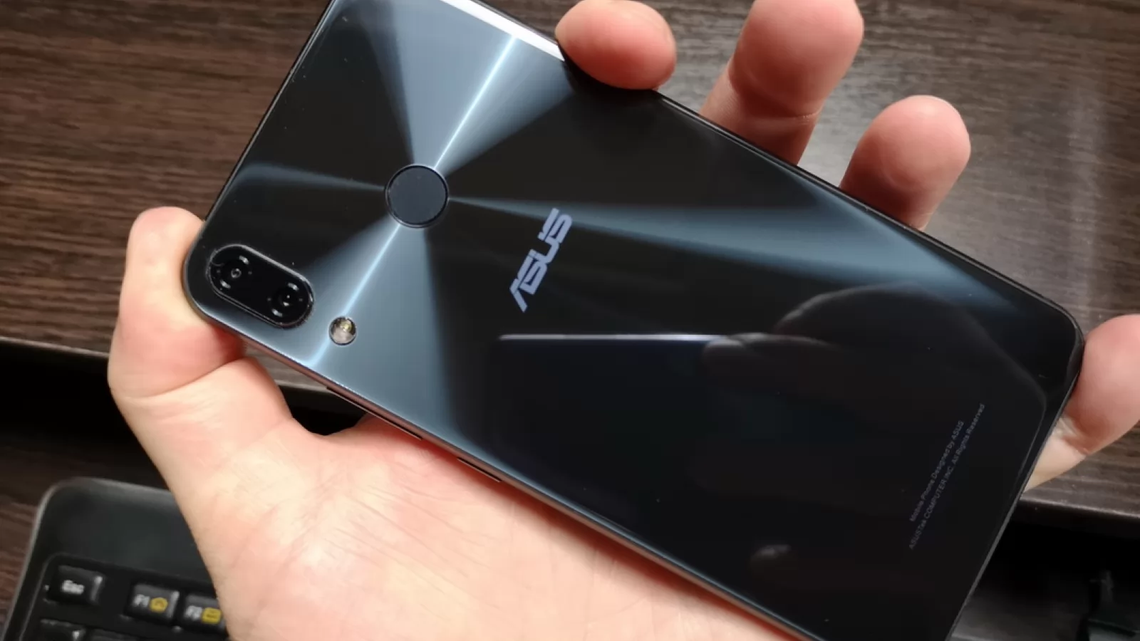ASUS ZenFone 5z: Hardware identic cu cel de pe ZenFone 5, cu upgrade de RAM Şi CPU
