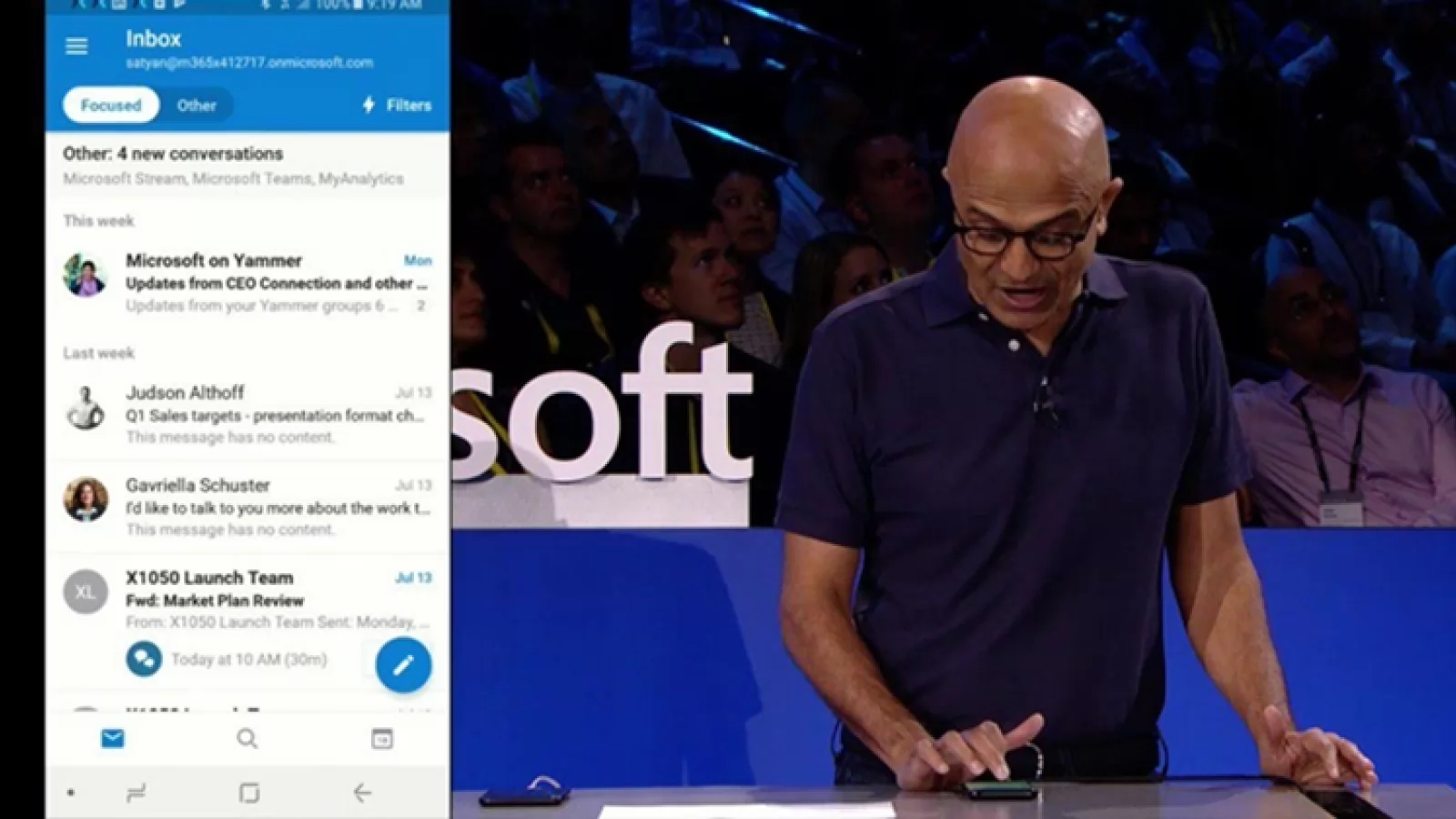 Satya Nadella, CEO Microsoft se afişează cu un telefon Android la evenimentul Inspire