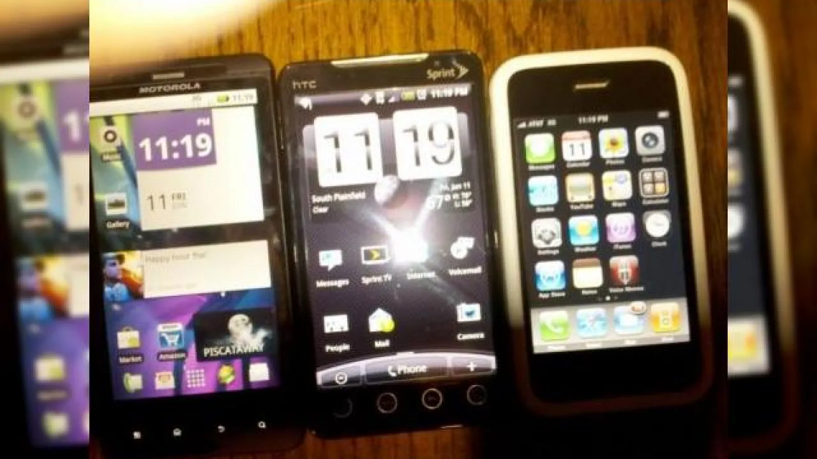 Motorola Droid X, fotografiat langa HTC EVO 4G, Droid Eris, iPhone