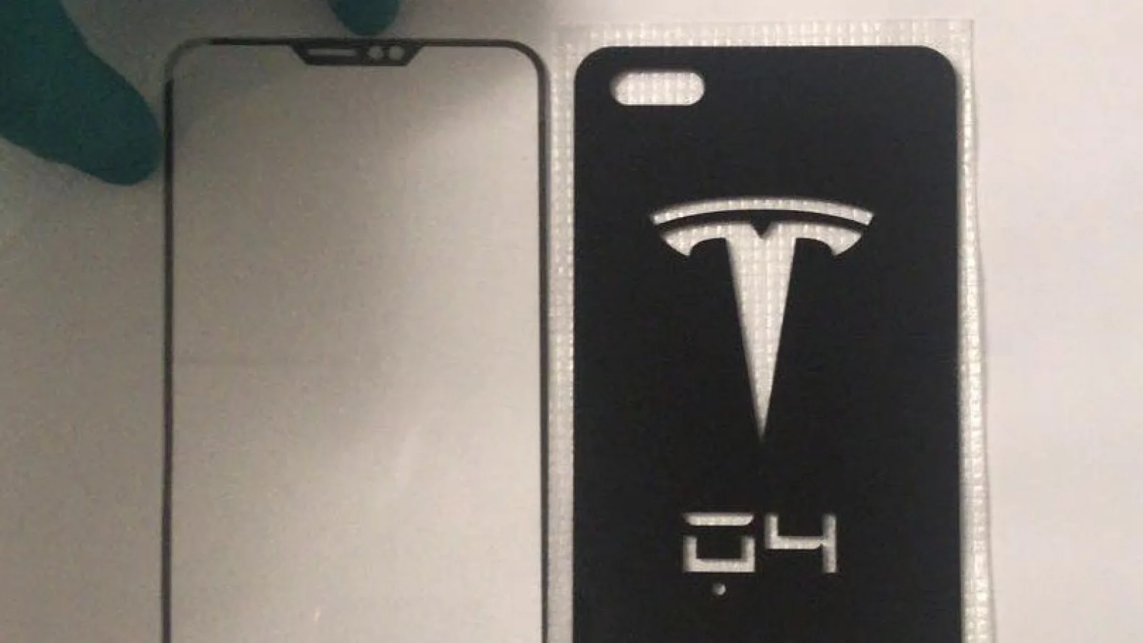 Ne pregătește Tesla un smartphone? O fotografie cu presupusul Tesla QUADRA pare a sugera această posibilitate