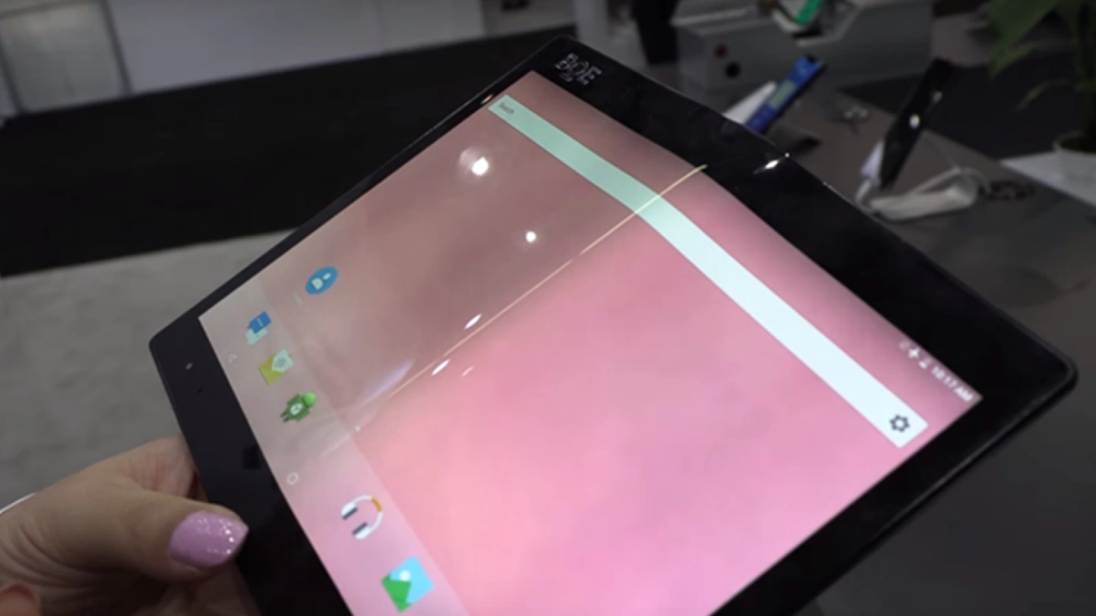Huawei ar putea lansa un smartphone pliabil înaintea Samsung; Partenerul său BOE prezintă un prototip (Video)