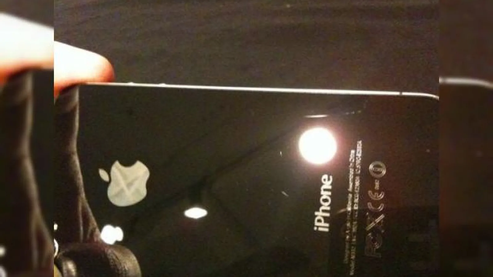 Carcasa-spate a lui iPhone 4, predispusa la zgarieturi?