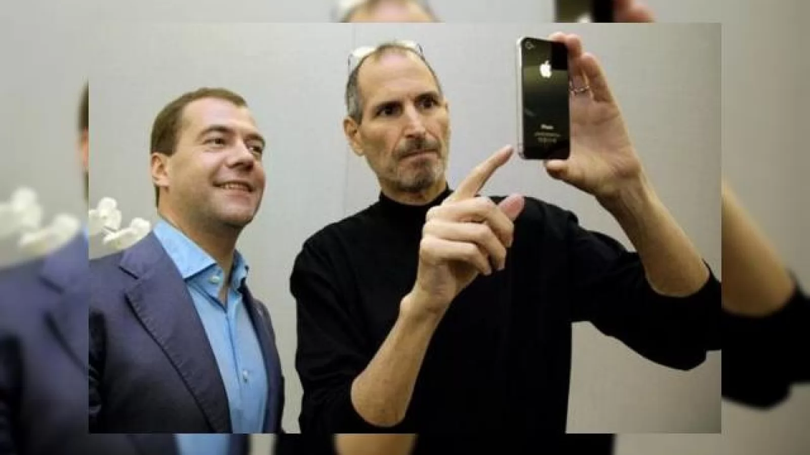 Steve Jobs raspunde utilizatorilor iPhone 4 nemultumiti: "tineti telefonul altfel in mana"