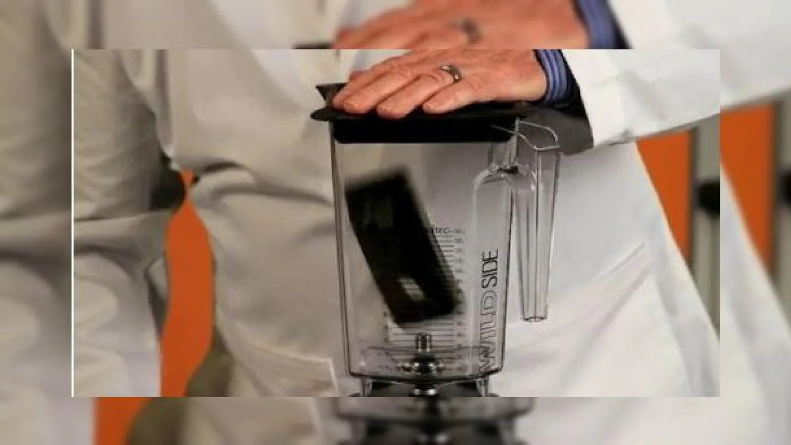 iPhone 4, trecut prin mixer in noul episod "Will it blend?"