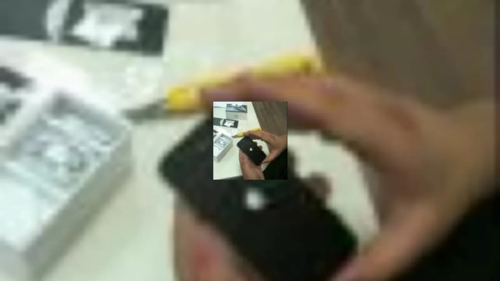 Primul iPhone 4 din Romania (probabil) despachetat in fata camerei