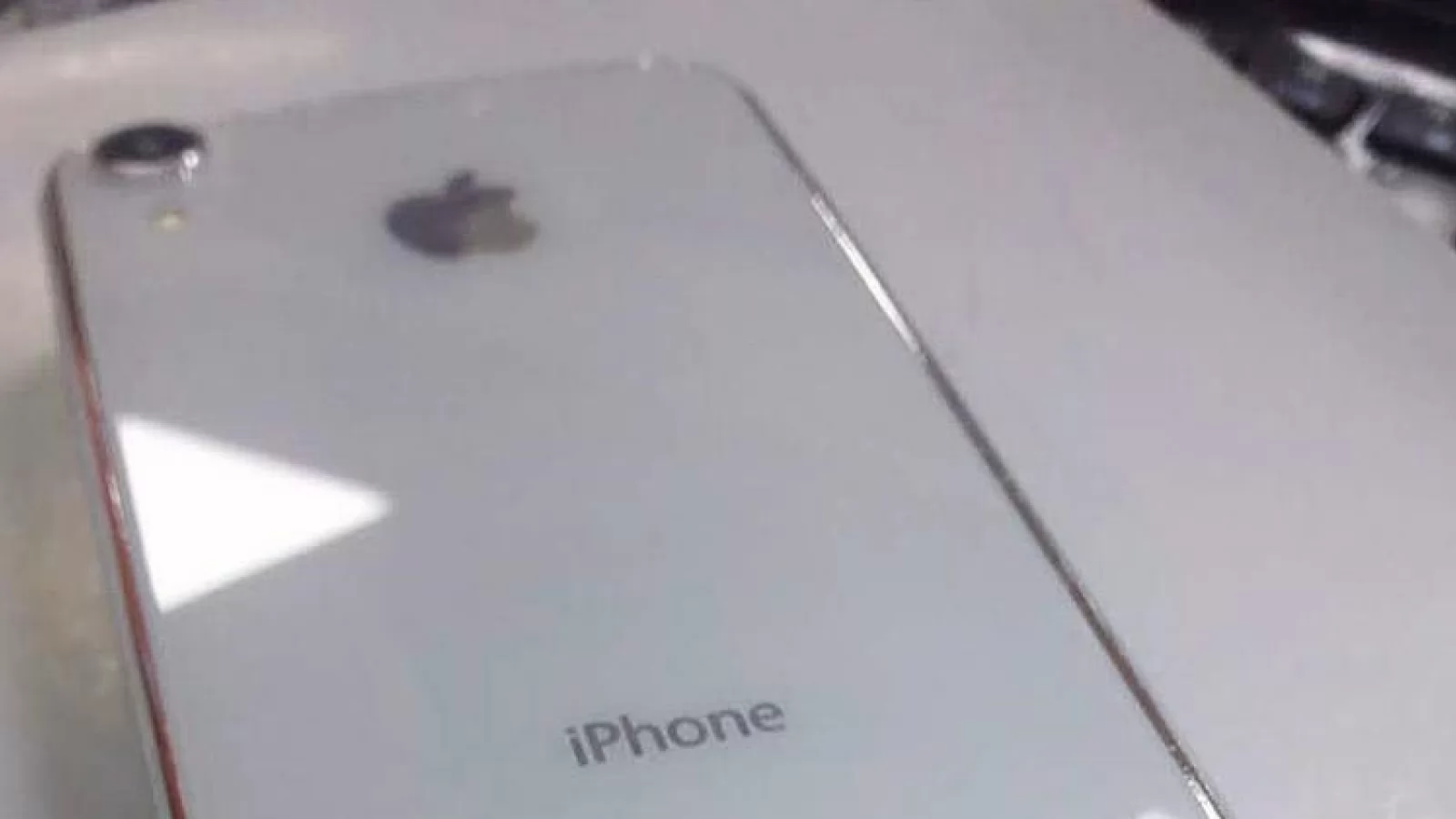 iPhone-urile de 6.1 inch şi 6.5 inch apar sub formă de machete pe web; Iată fotografii
