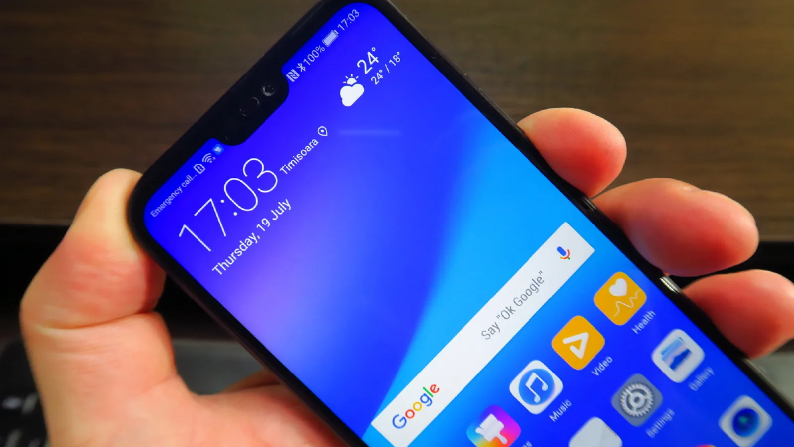 Huawei P20 Lite: Display cu breton mititel, luminozitate rezonabilă şi atât