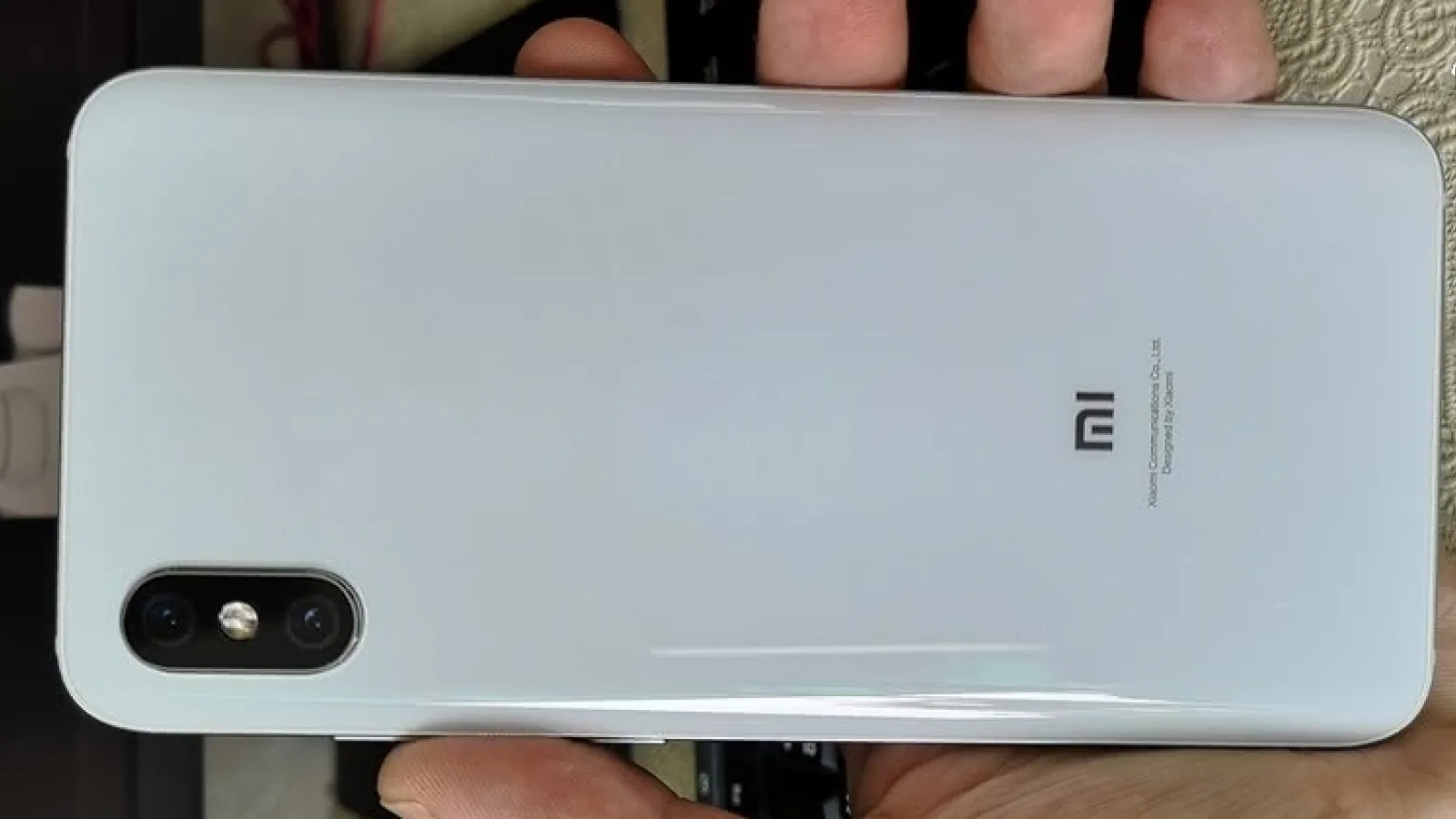 Xiaomi Mi 8X apare în presupuse fotografii; Ar avea scanner de amprente integrat în ecran