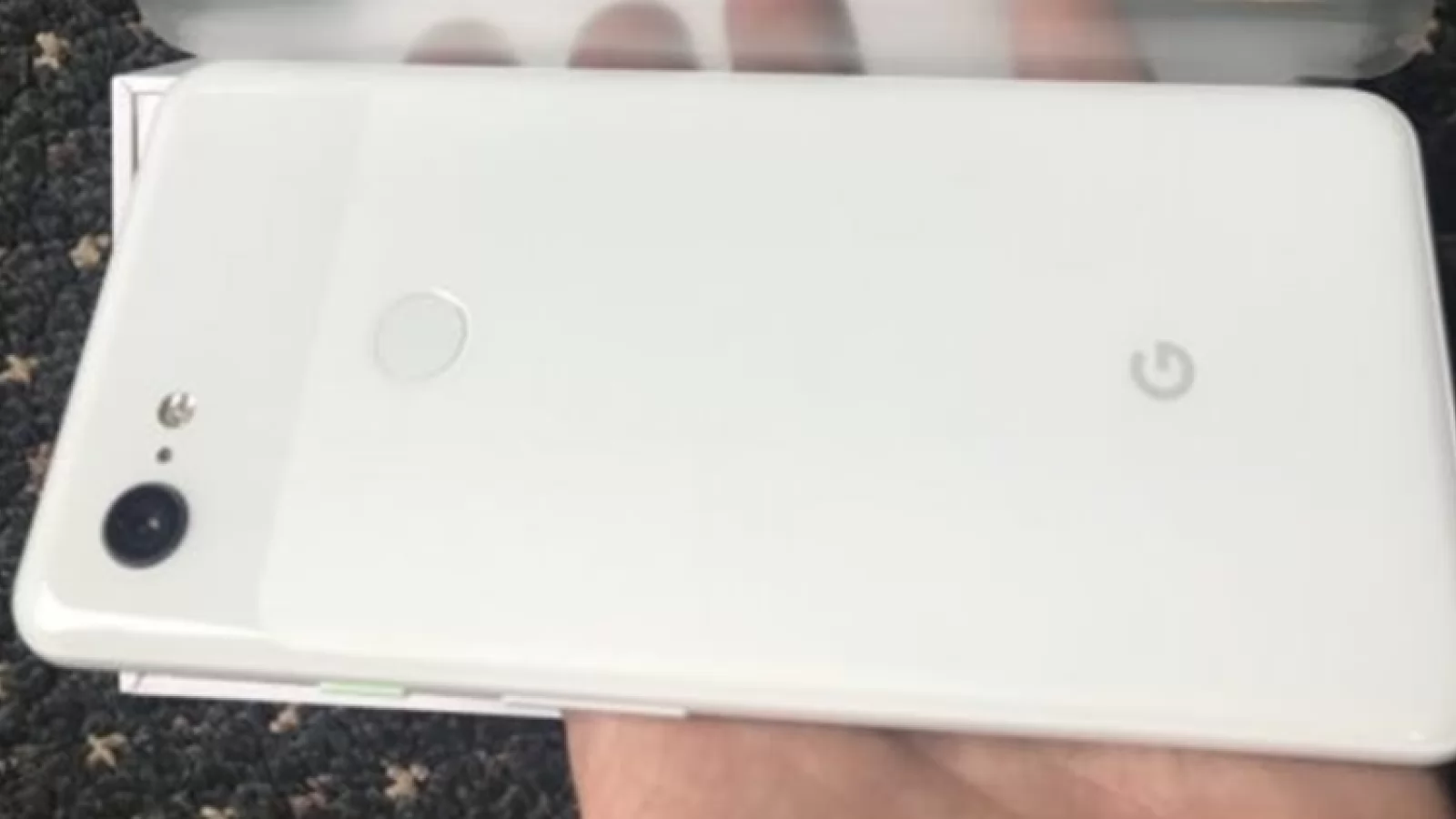 Google Pixel 3 XL primeşte un unboxing deja şi vine cu căşti Pixel Buds la pachet (Video + galerie foto)