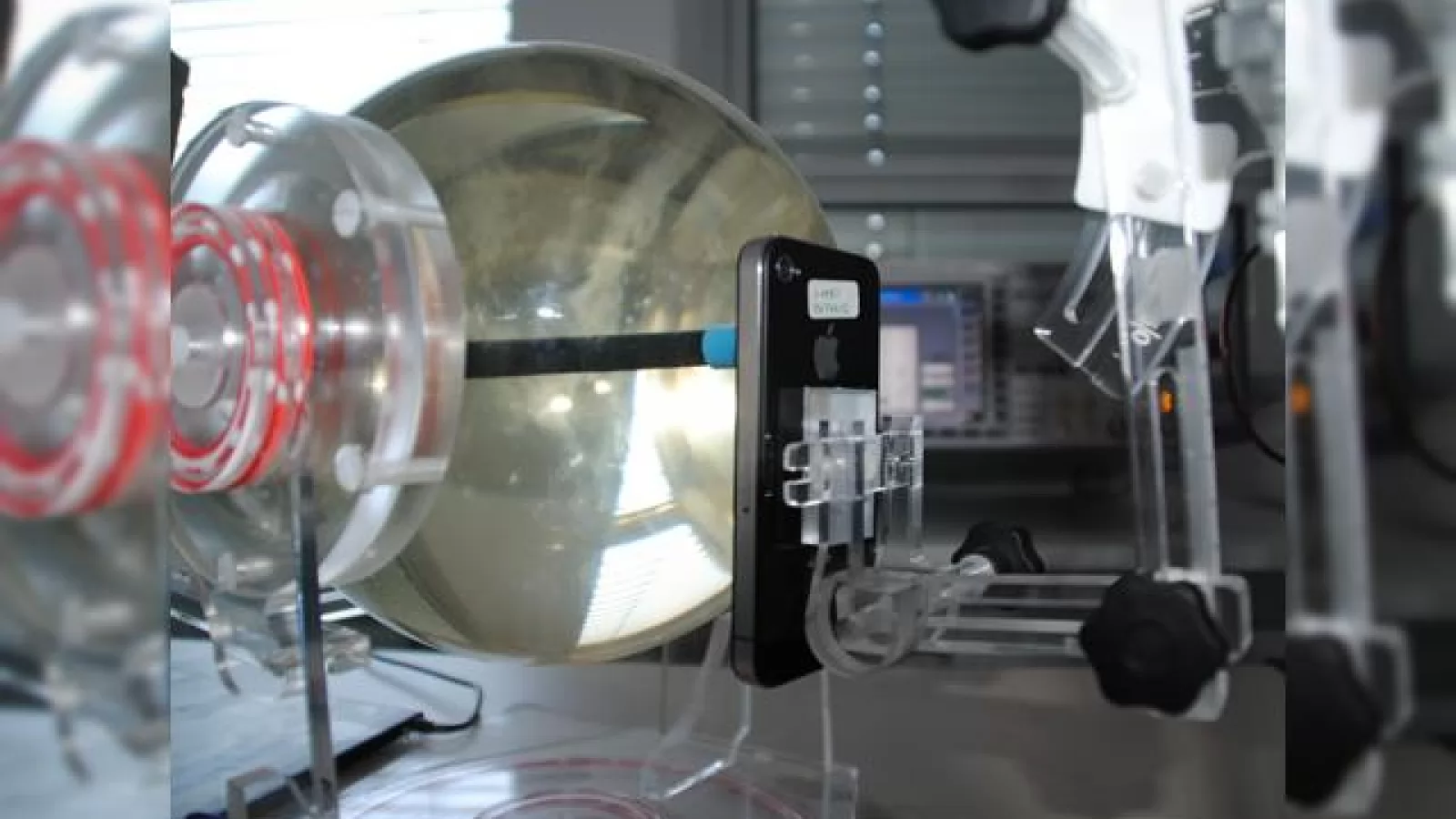 Antena lui iPhone 4 pierde 90% din semnal la testele oficiale; alte smartphone-uri, doar 25%