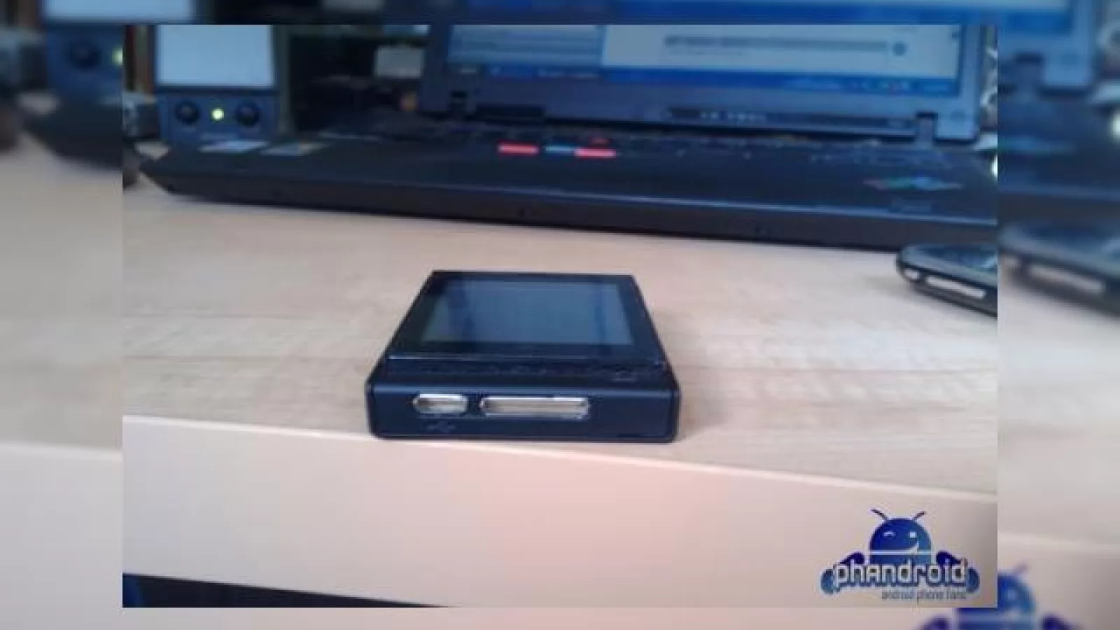 Un prototip de telefon Modu ce ruleaza Android, scapat pe web (Video)