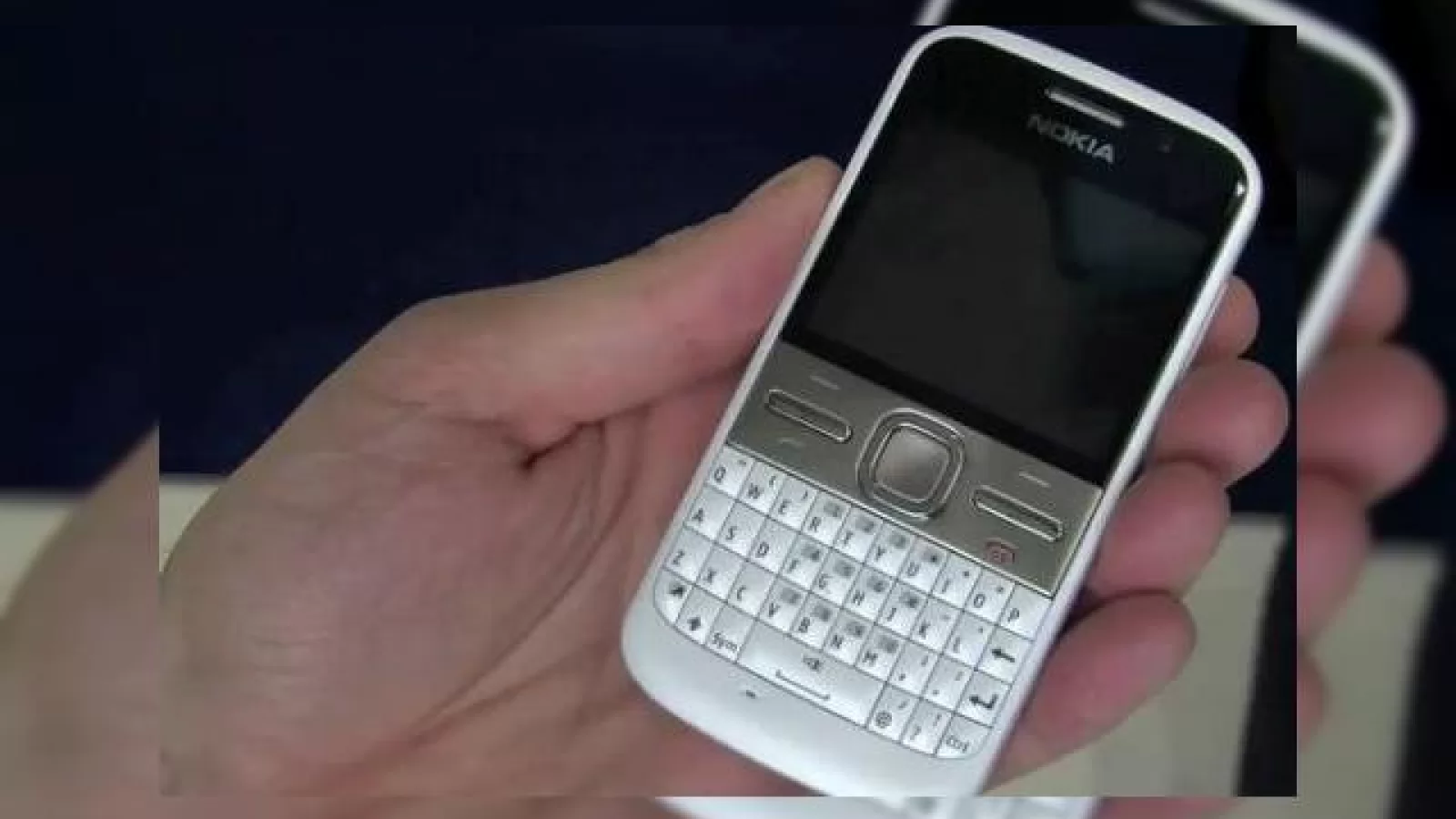 Nokia E5, analizat in fata camerei, acum si in varianta de culoare alba (Video)