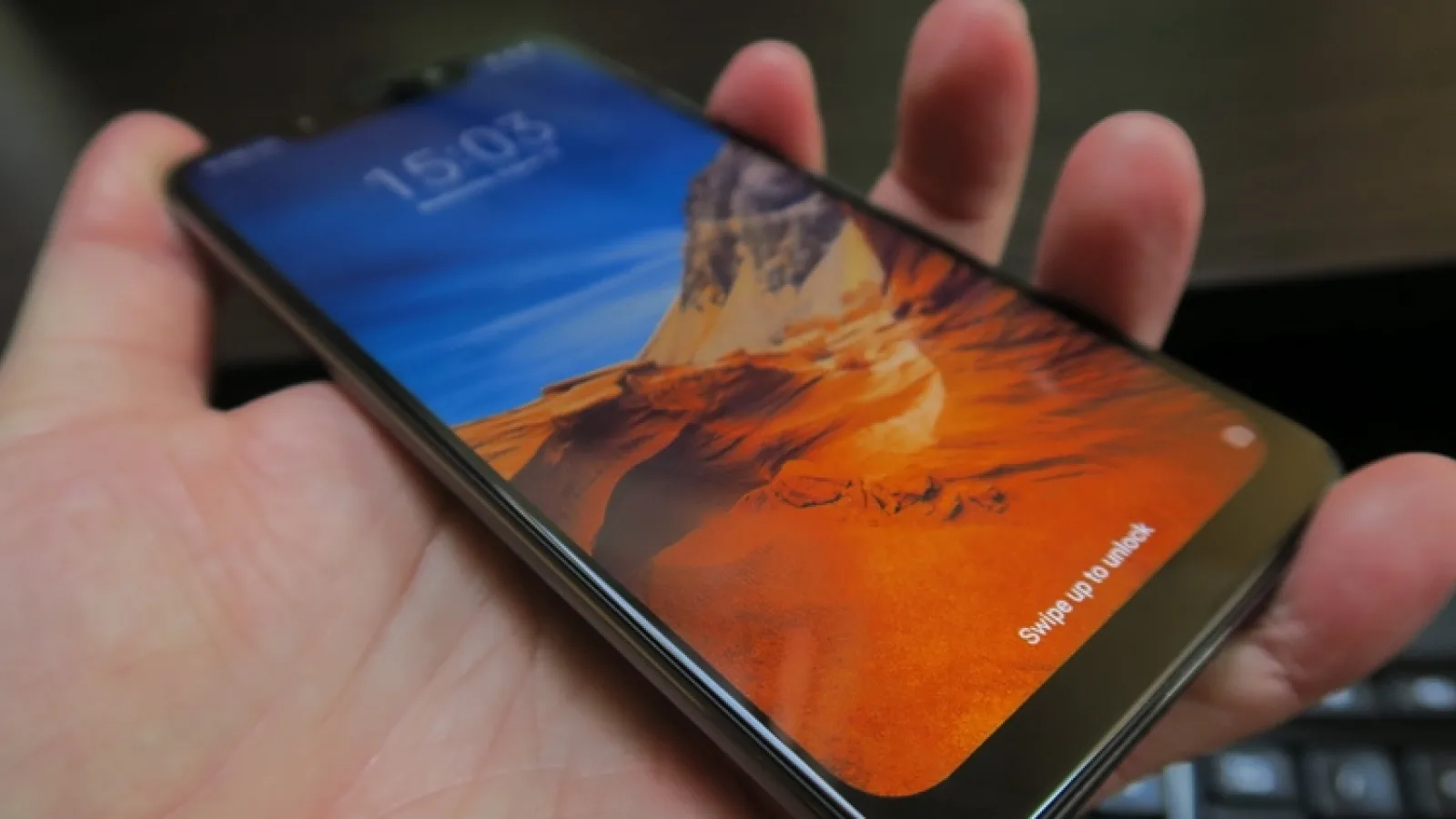Xiaomi Pocophone F1: Design generic, banal, funcţional
