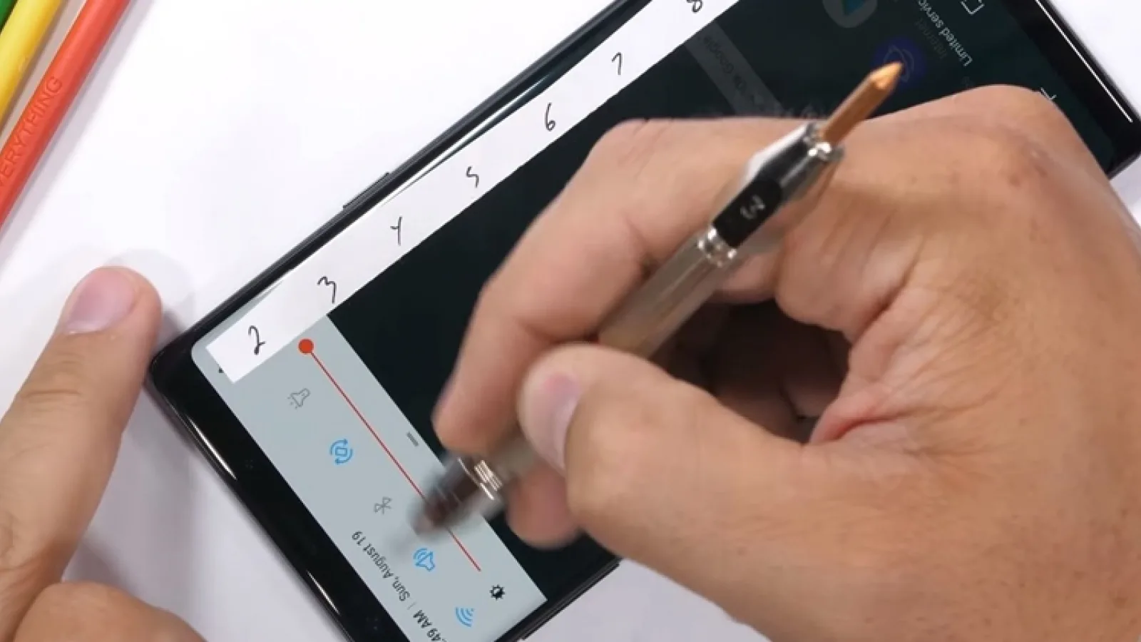Samsung Galaxy Note 9 primeşte testul de rezistenţă JerryRigEverything, are un moment cand îi cad butoanele (Video)