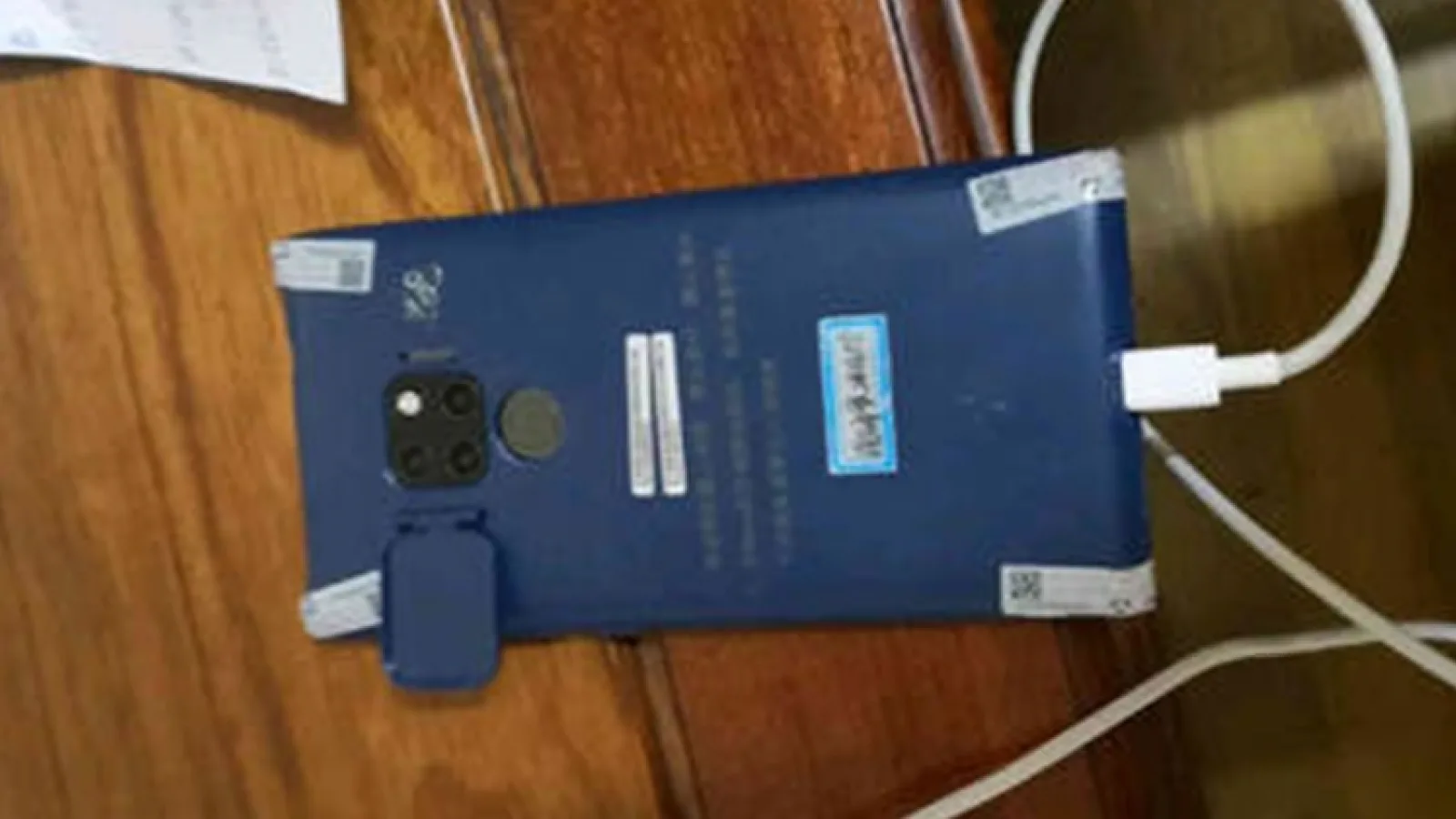 Huawei Mate 20 Pro îşi dezvăluie camera pătrată din spate acum şi într-o fotografie reală