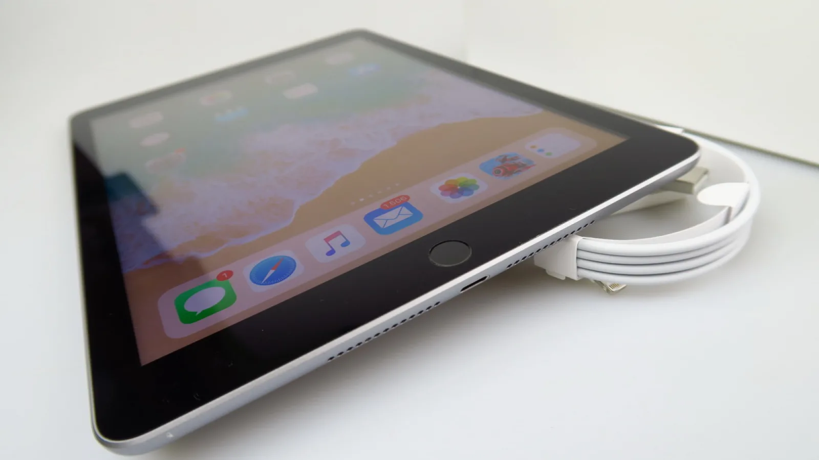Apple iPad 9.7 (2018): Baterie care livrează fix ce scrie pe cutie
