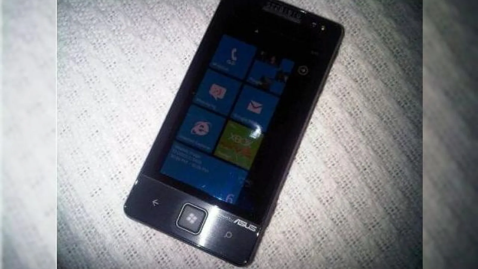 Un smartphone ASUS cu Windows Phone 7 la bord, fotografiat in Pakistan