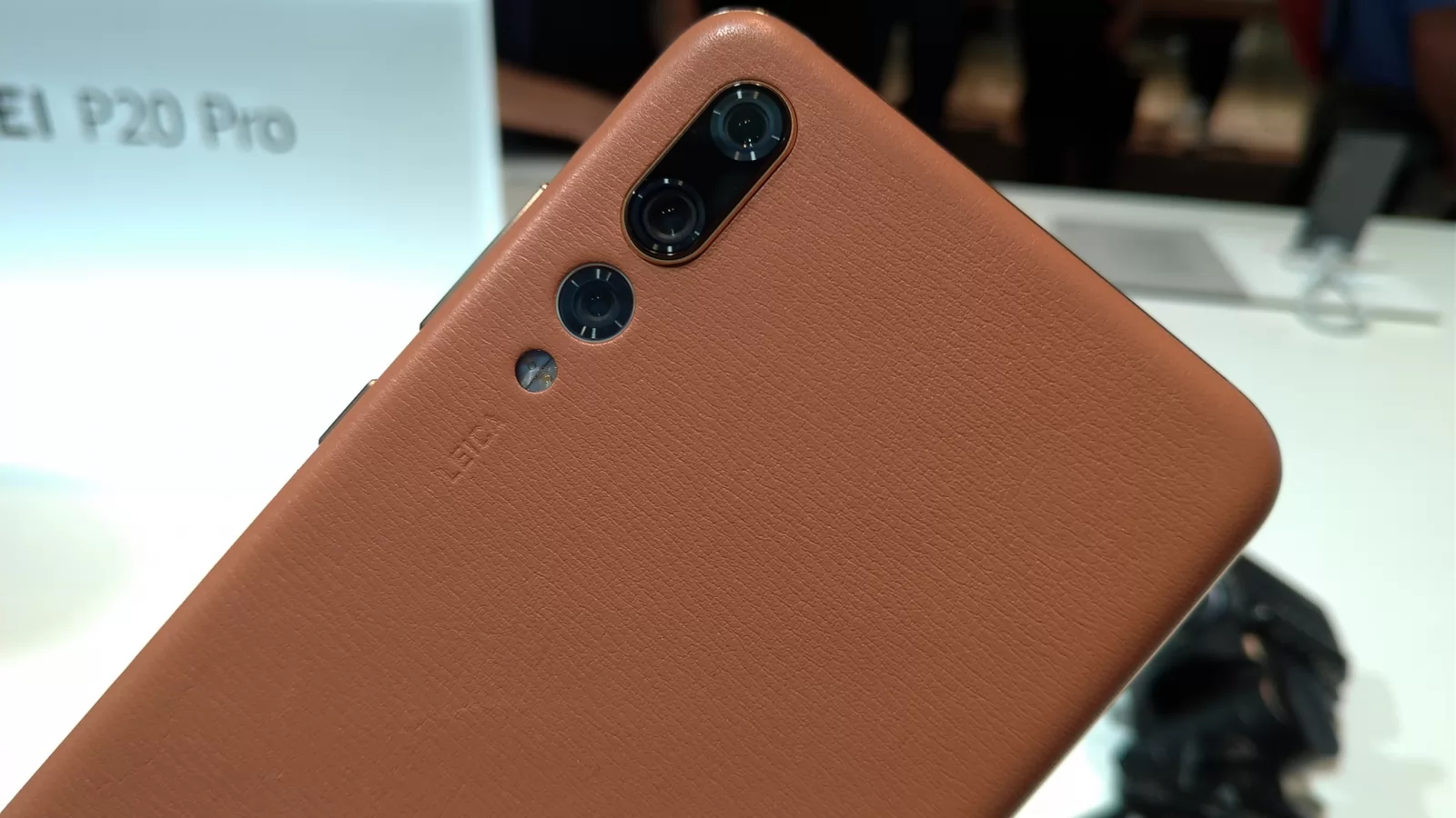 IFA 2018: Huawei anunţă noi nuanţe de culoare pentru seria P20 şi o variantă cu spate din piele