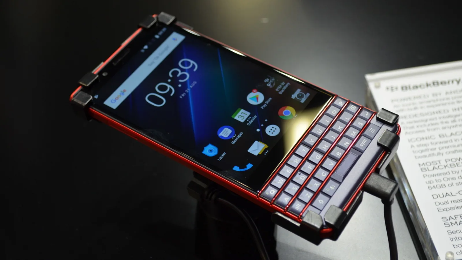 IFA 2018: BlackBerry Key2 LE hands-on review - colorat şi readucând QWERTY-ul în actualitate (Video)