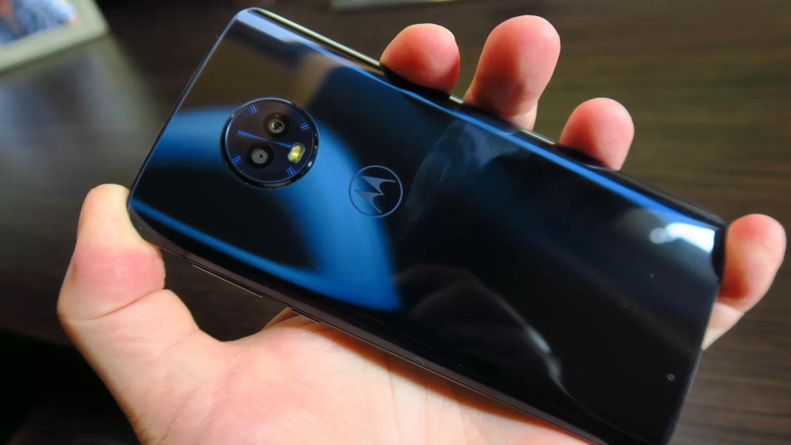 Motorola Moto G6: Design deja clasic Moto, arătos şi premium