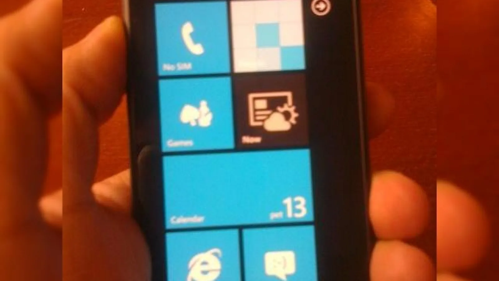 Un nou prototip de telefon Samsung cu Windows Phone 7 la bord scapa pe web