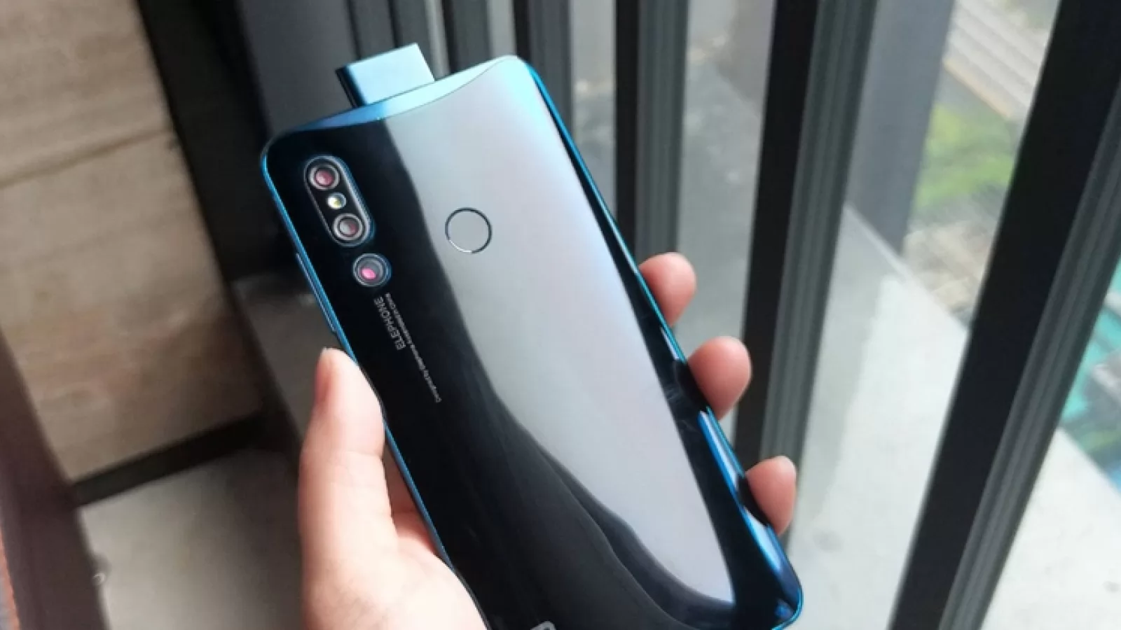 Elephone U2 copiază fără jenă cele mai hot telefoane ale anului; Iată hibridul dintre Huawei P20 Pro, Vivo NEX și Oppo Find X