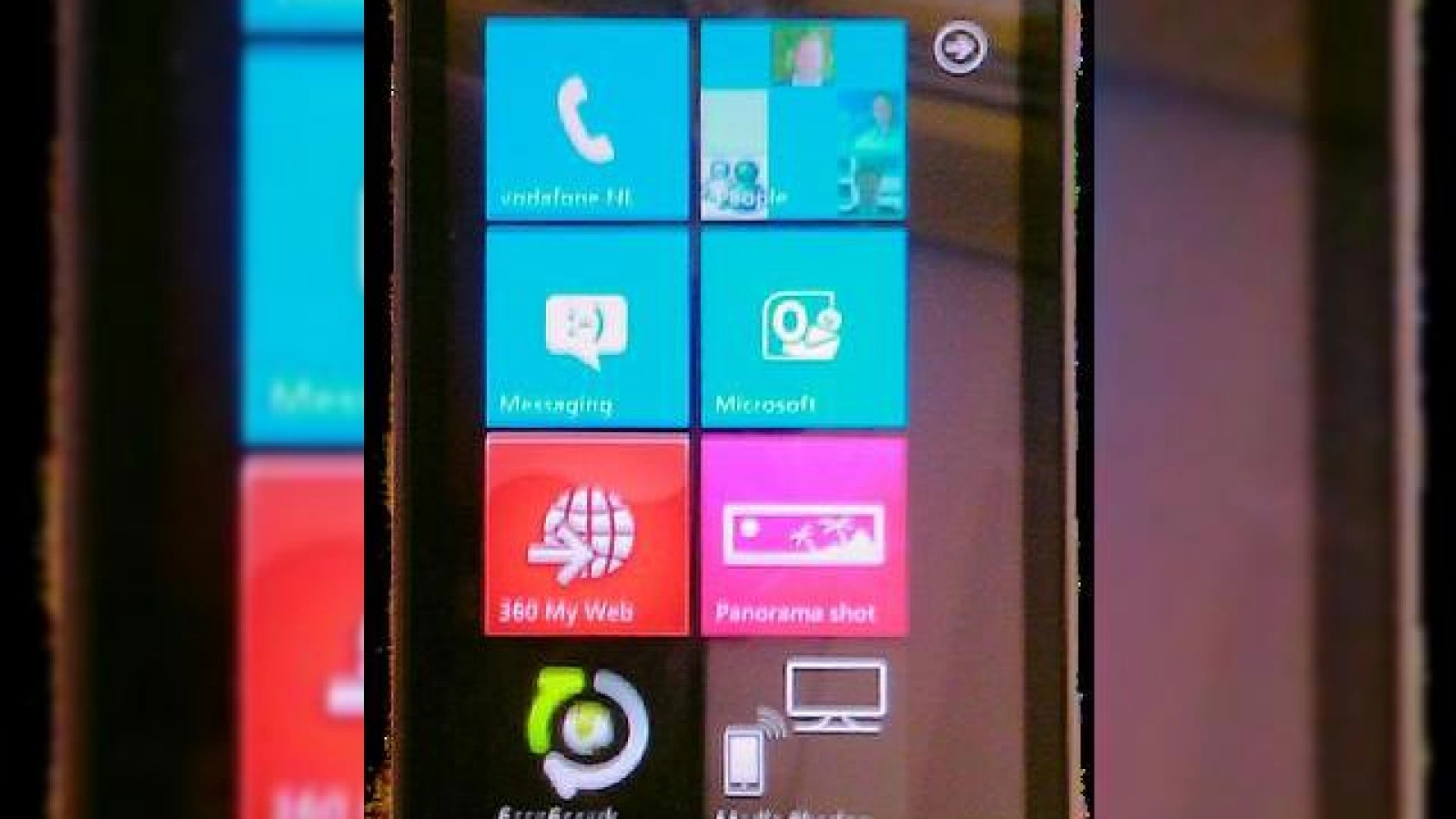 Smartphone-ul Windows Phone 7 LG E900 gata de lansare prin Vodafone, acum intr-o imagine mai clara