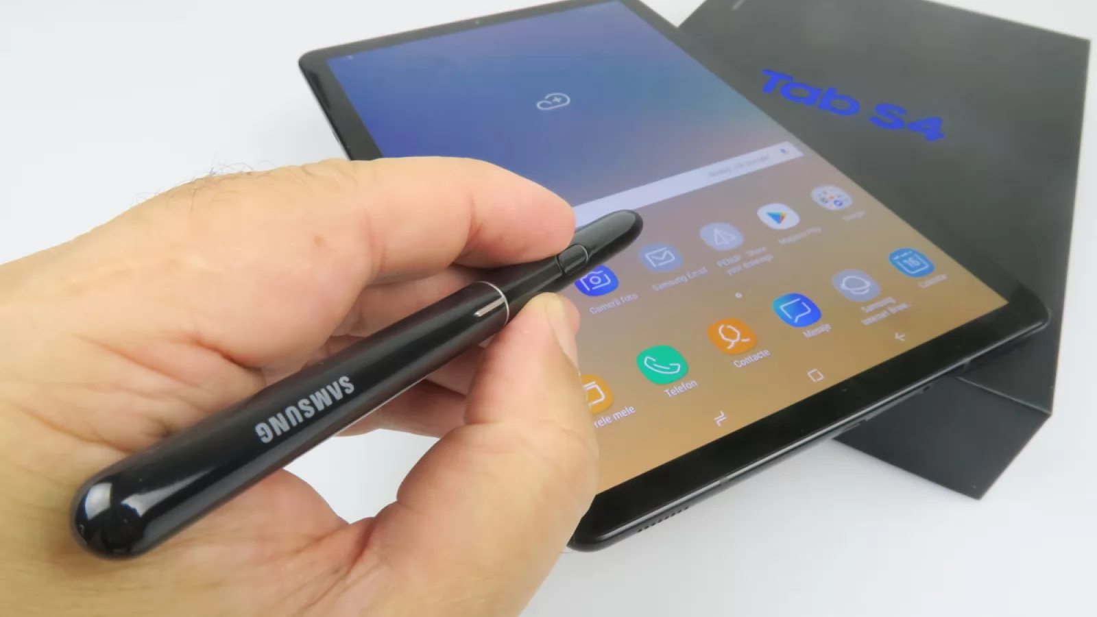Samsung Galaxy Tab S4 Unboxing: cea mai elegantă tabletă Android, curajoasă în exprimare şi cu stylus nou (Video)