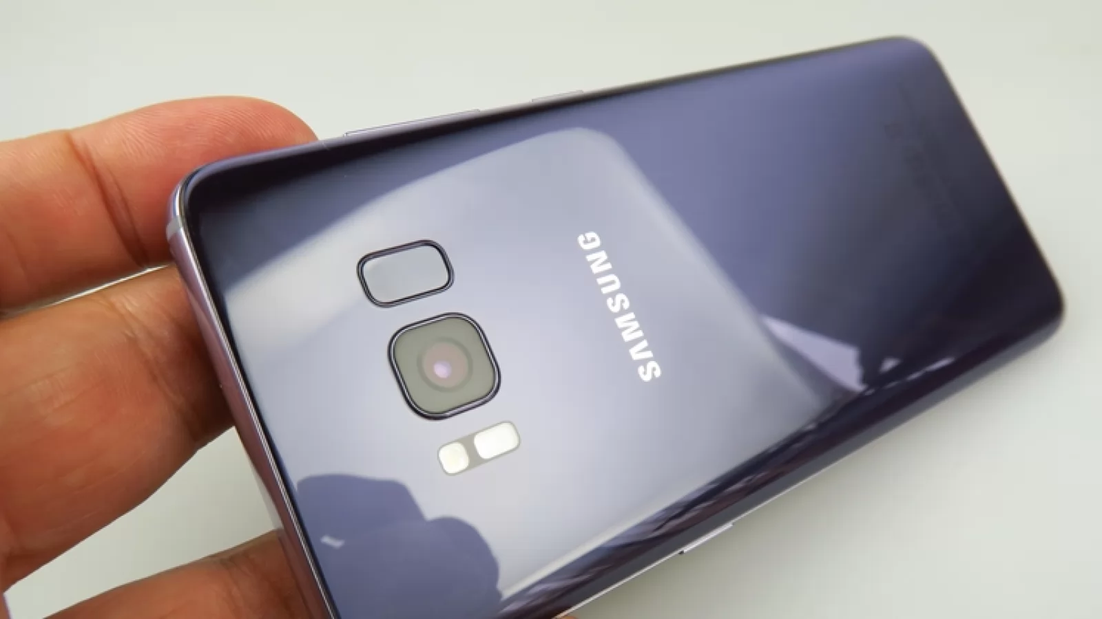 Samsung Galaxy S8 este actualizat cu un firmware nou, care îi aduce AR Emoji şi captură Super Slow Motion