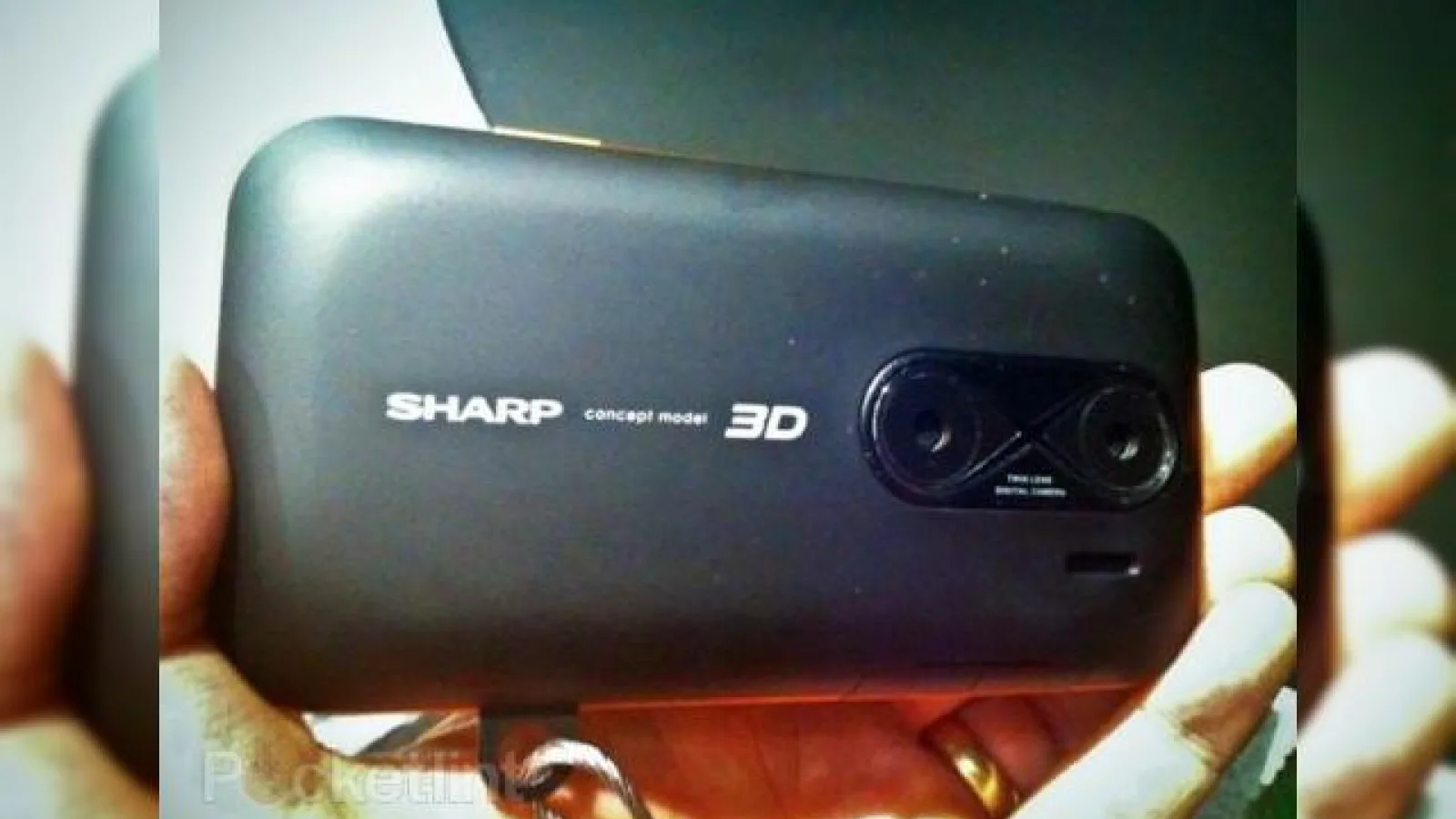 IFA 2010: Sharp prezinta un cameraphone capabil de captura 3D