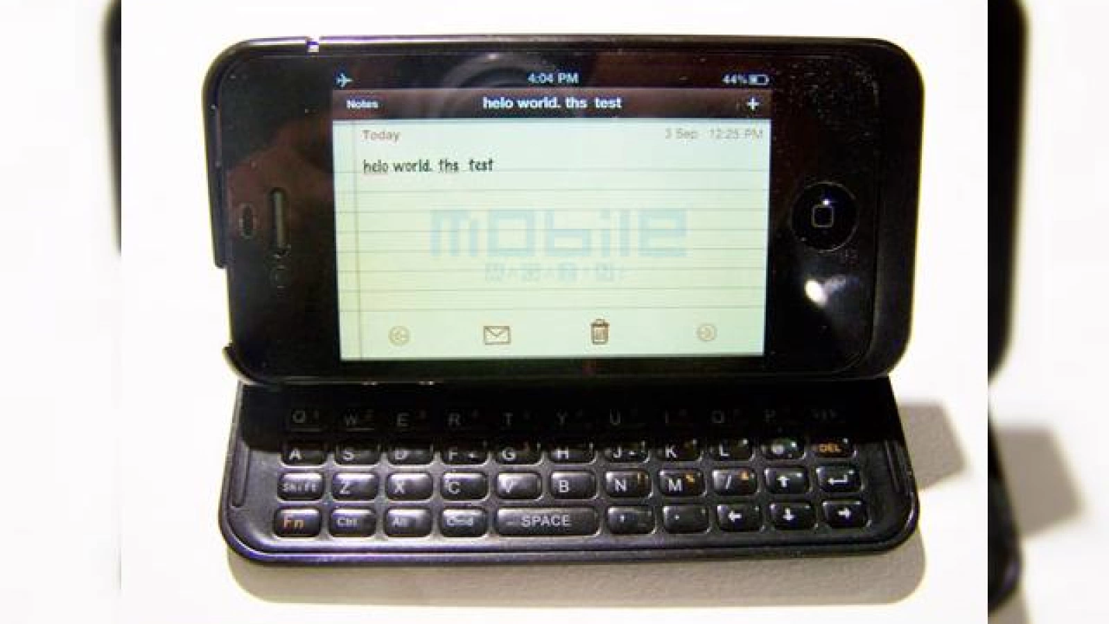iPhone cu tastatura?! Acum e posibil, prin intermediul carcasei Nuu, prezentata la IFA 2010