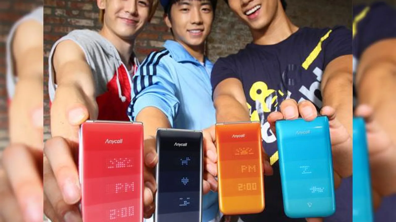 Samsung si fotomodelele masculine, prezentand handsetul Nori F (SHW-A200)
