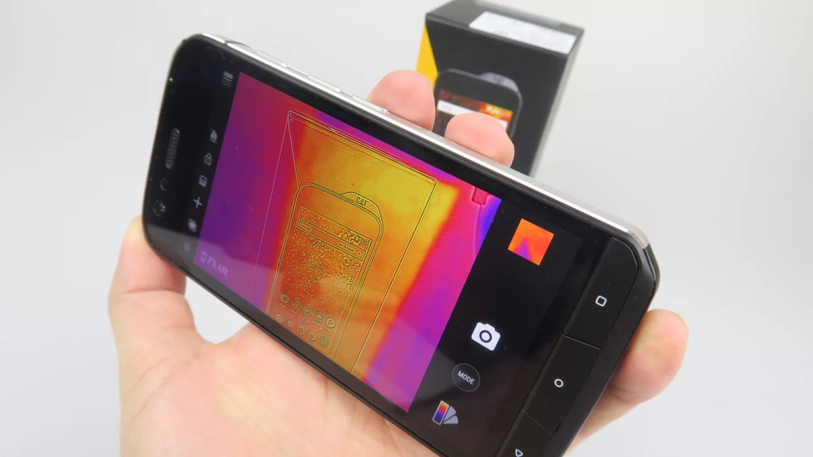 CAT S61 Unboxing: telefon robust cu cameră termică, "ruletă" laser şi multe alte funcţii masculine (Video)
