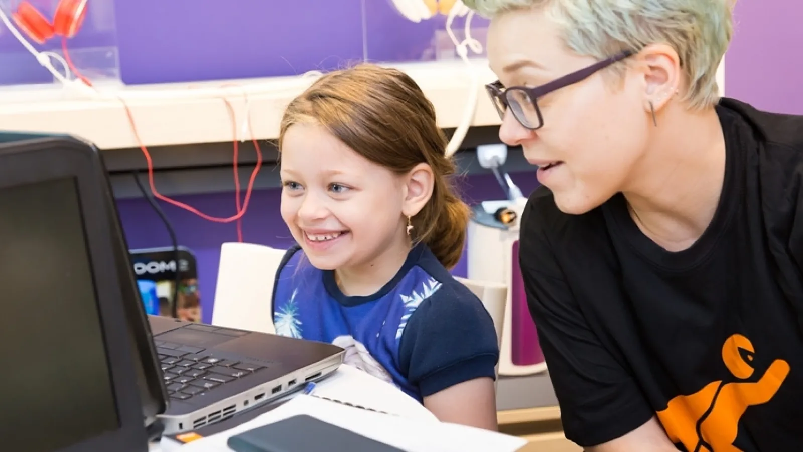 Copiii învaţă să programeze în cadrul SuperCoders, iniţiativa Orange România