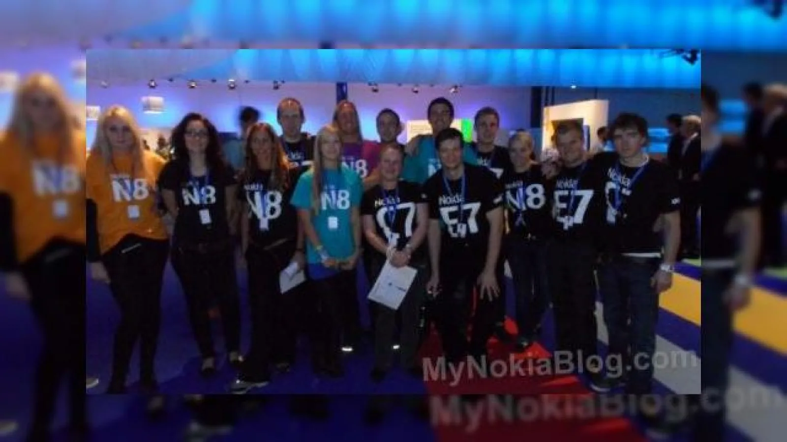 Detalii despre Nokia N8? Intreab-o pe domnisoara in tricou N8!