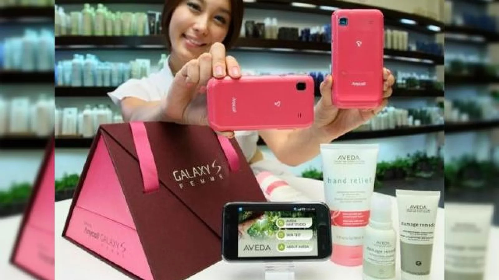 Crema smartphone-urilor vine cu creme de piele pentru domnisoare: Galaxy S, editia Femme