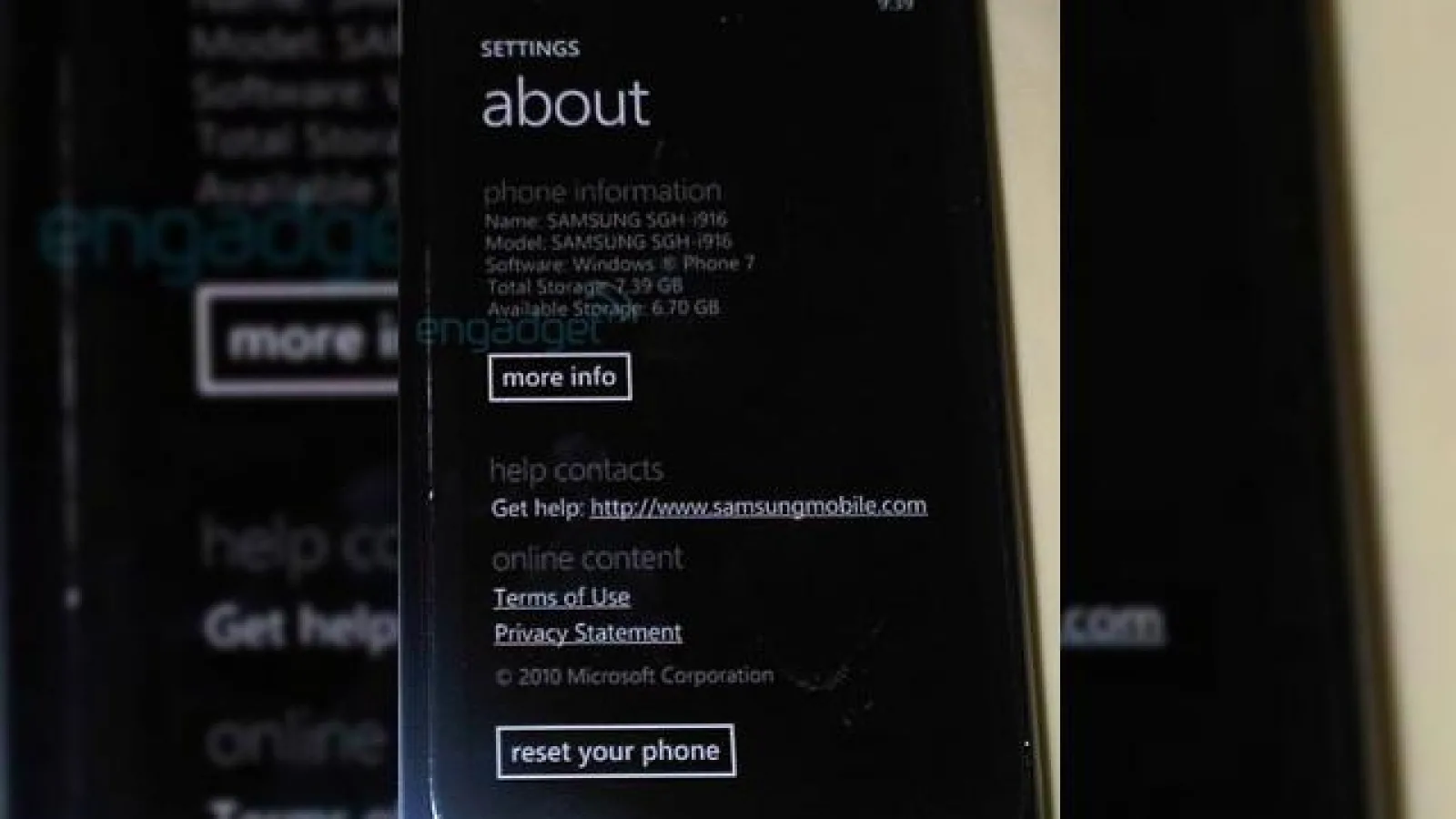 Windows Phone 7 pus "la rece": un nou terminal Samsung fotografiat in Canada