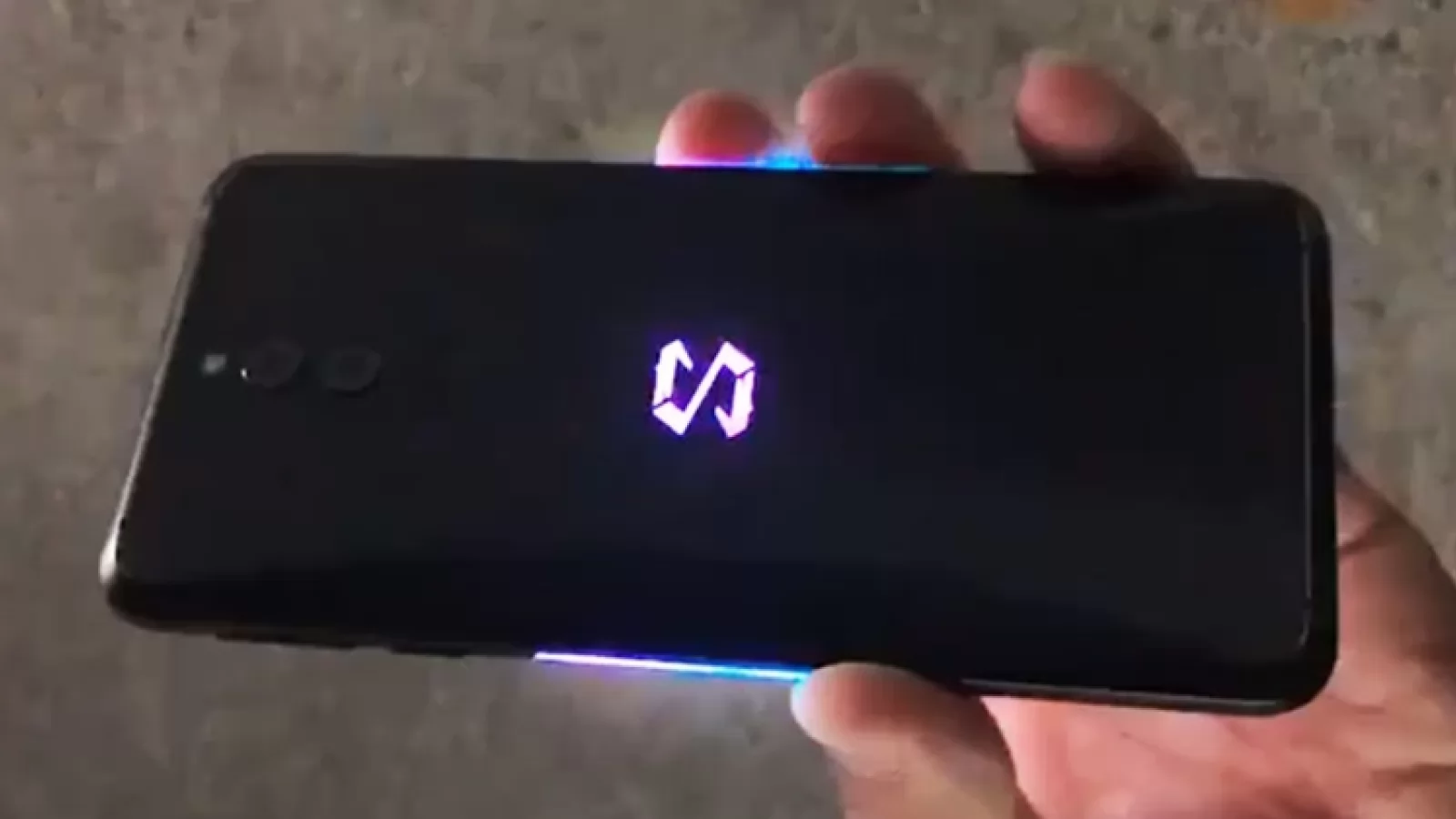 Xiaomi Black Shark 2 apare într-un video hands on, cu iluminare RGB spectaculoasă (Video)
