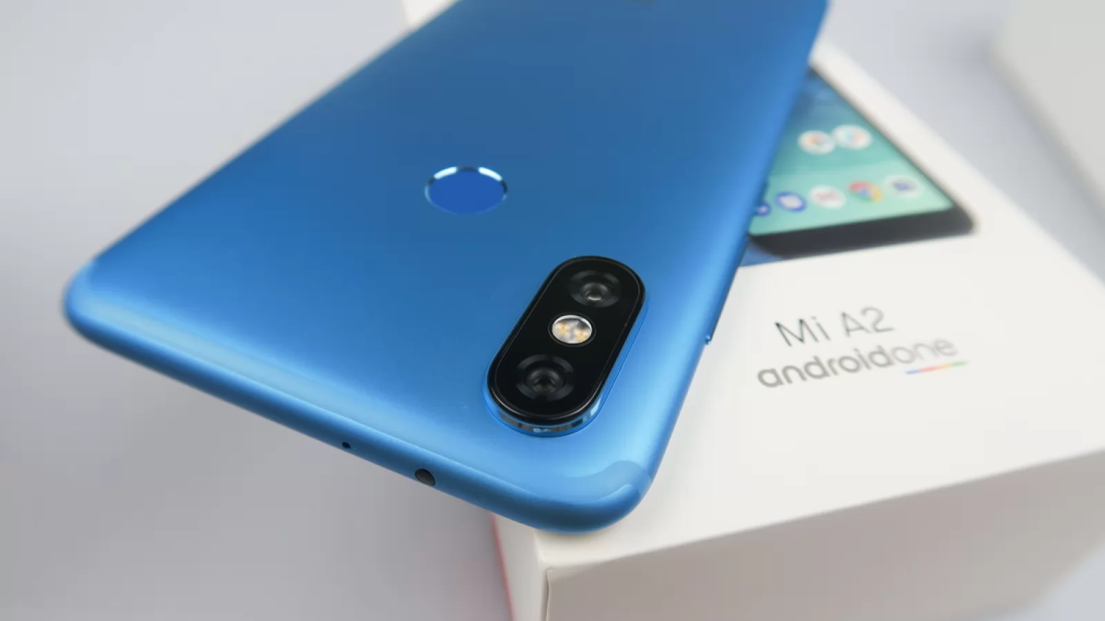 ALERTĂ PREȚ BUN: Xiaomi Mi A2 scade sub 1.000 de lei la un retailer important din România