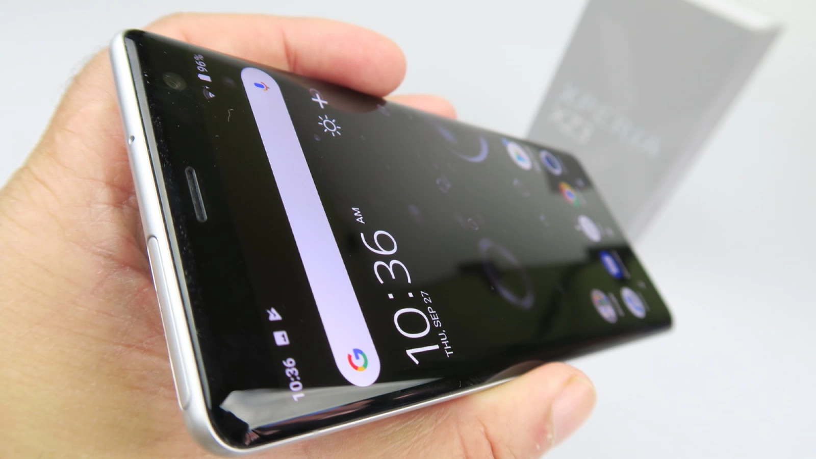 Sony Xperia XZ3, display-ul rupe blestemul P-OLED-urilor