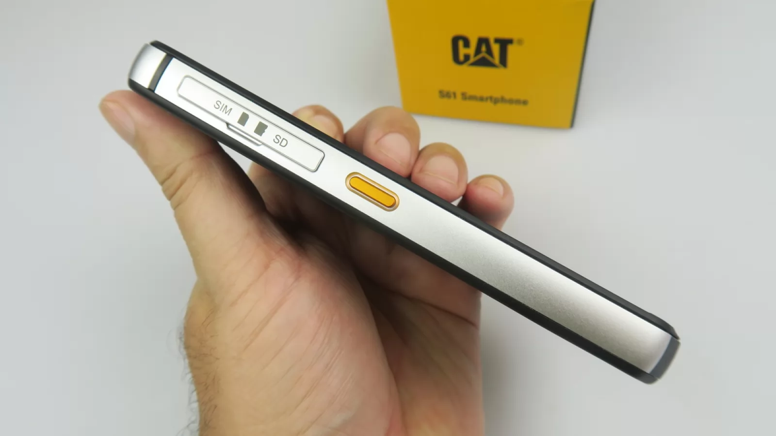 CAT S61: Baterie foarte generoasă, tine lejer la o zi de muncă