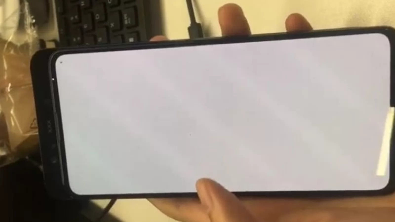 Xiaomi Mi Mix 3 primeşte fotografii hands on şi încă un teaser; Are cititorul de amprente în spate