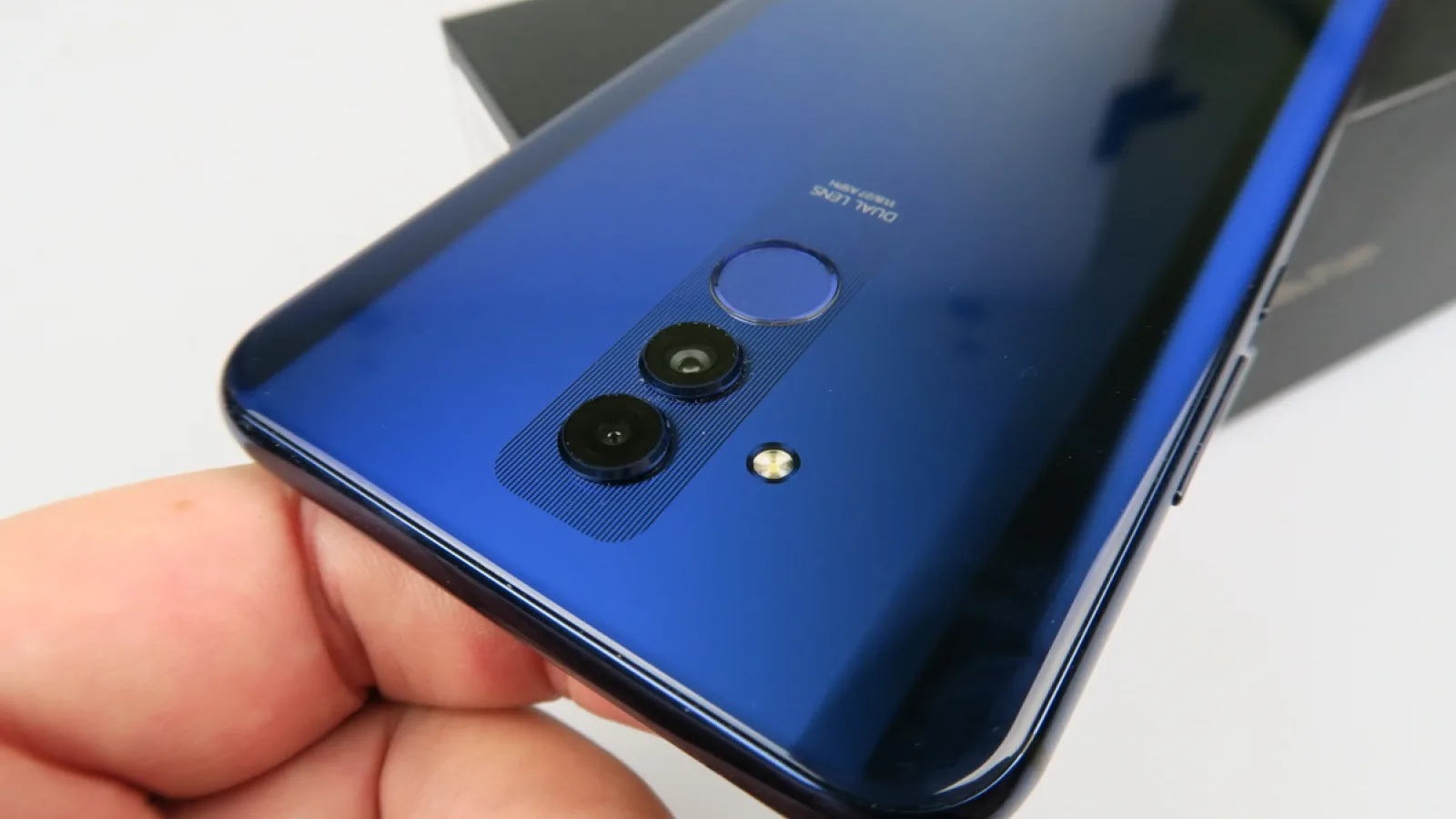 Huawei Mate 20 Lite Unboxing: mai arătos, mai bine dotat, mai promiţător decât predecesorul