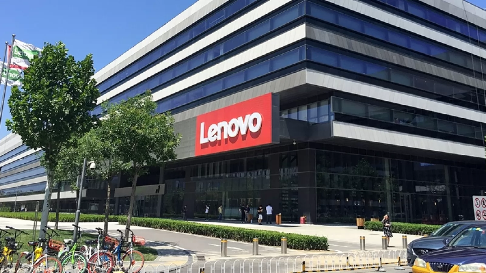 Lenovo îşi creşte producţia de telefoane de 10 ori la anul, pentru început în India
