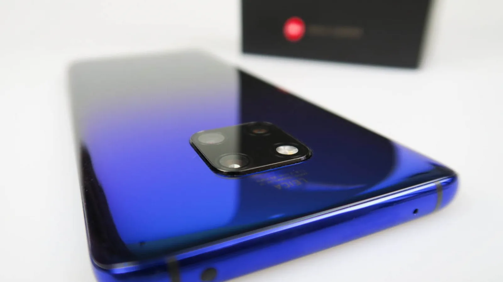 Huawei Mate 20 Pro Unboxing: multe premiere, culoarea Twilight hipnotizează (video)