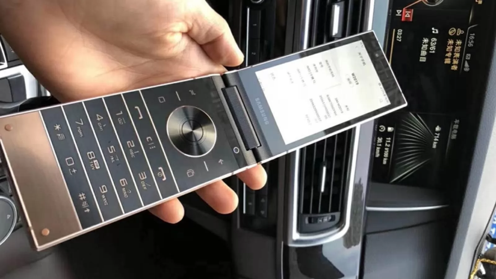 Samsung W2019 apare într-un clip hands on; Telefon cu clapetă şi butoane numerice la preţ mare (Video)